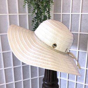 Jaclyn Smith Wide Brim Sun Hat in Cream. In New Condition.